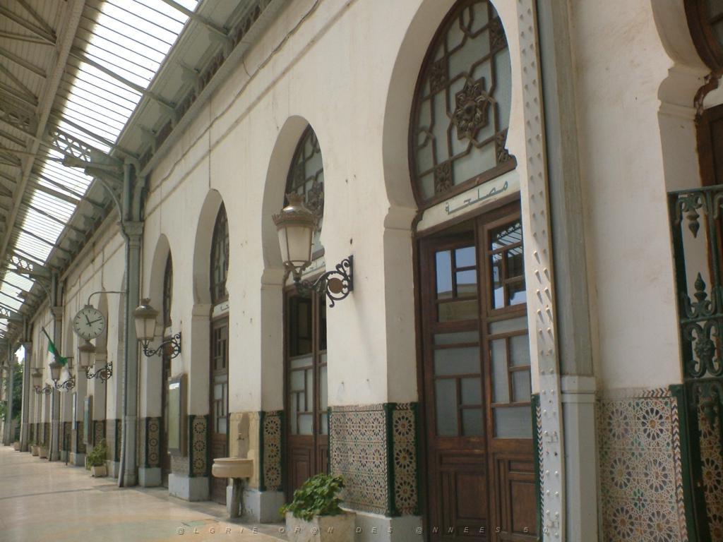 ORAN 2005 LES ABORDS DE LA GARE.JPG